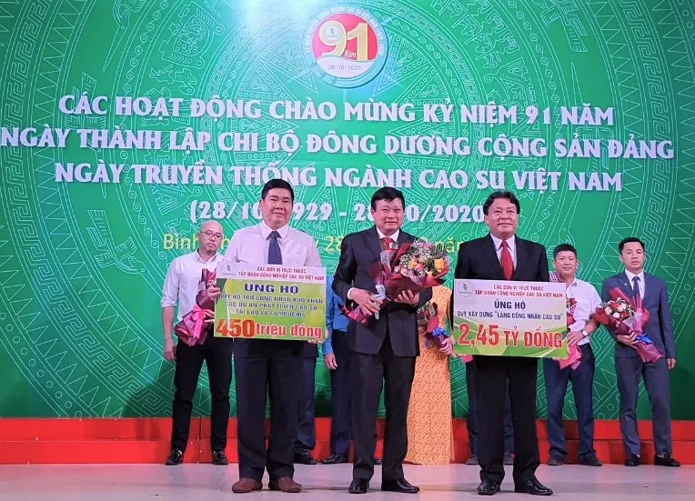 Hơn 12 tỷ đồng ủng hộ công nhân cao su và người dân miền Trung