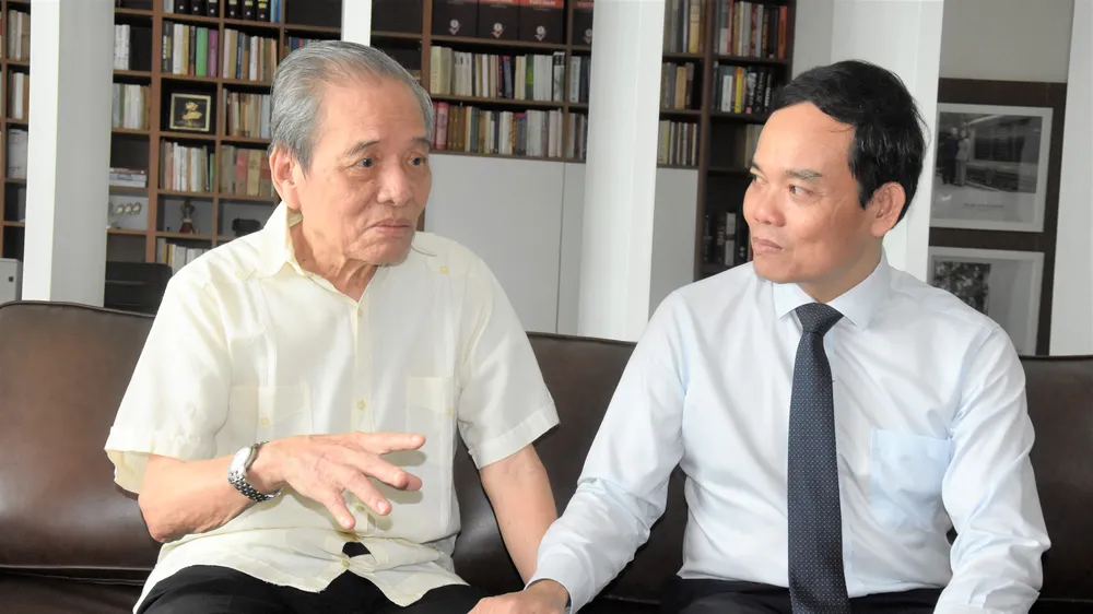 Lãnh đạo TPHCM thăm các nhà giáo lão thành