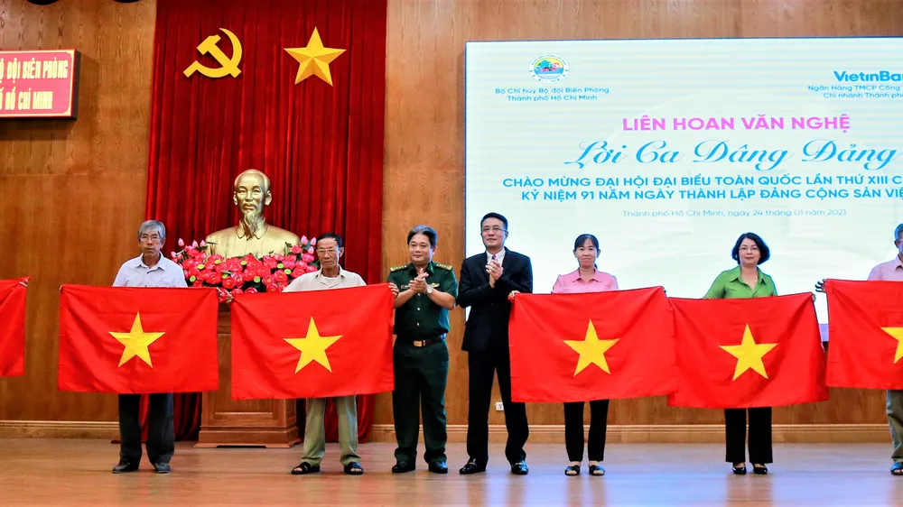 Trao tặng hơn 2.700 lá cờ Tổ quốc và ảnh Bác Hồ cho ngư dân bám biển