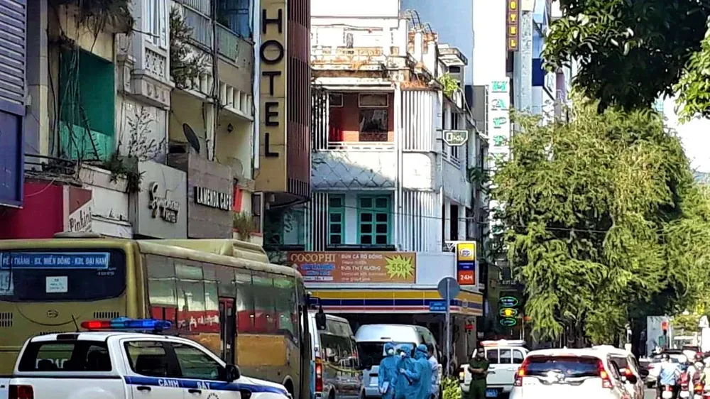 Đưa đi cách ly 35 người Trung Quốc nghi nhập cảnh trái phép, phong tỏa một khách sạn tại quận 1 (TPHCM)