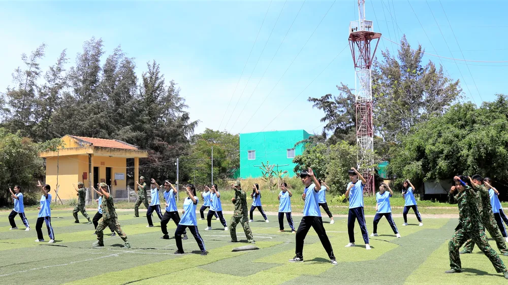 Thành viên CLB cùng biểu diễn võ thuật với cán bộ chiến sĩ Đồn biên phòng Thạnh An