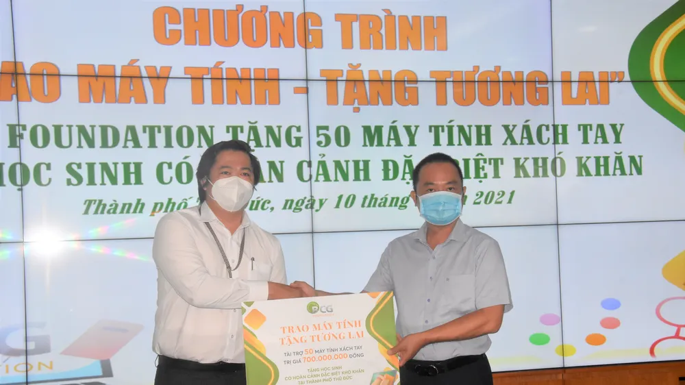 50 học sinh nghèo, học giỏi tại TP Thủ Đức được tặng máy tính xách tay