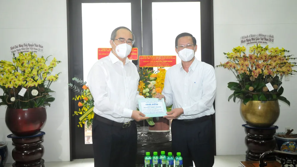 Chủ tịch UBND TPHCM thăm gia đình cố Giáo sư Nguyễn Thiện Thành