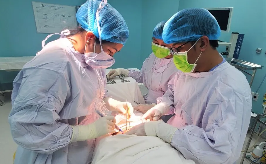 Các BS Khoa Sản, Bệnh viện quận 7 (TPHCM) mổ cấp cứu kịp thời cho bệnh nhân mắc u nang buồng trứng nặng 5kg trong suốt 9 năm