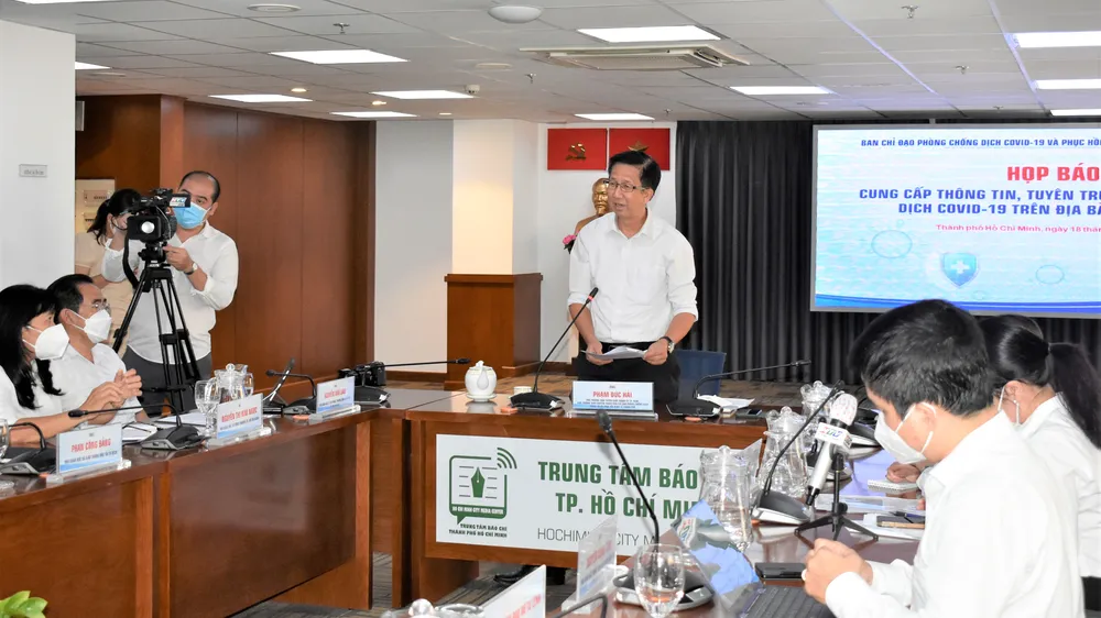 Đồng chí Phạm Đức Hải chủ trì buổi họp báo chiều 18-4