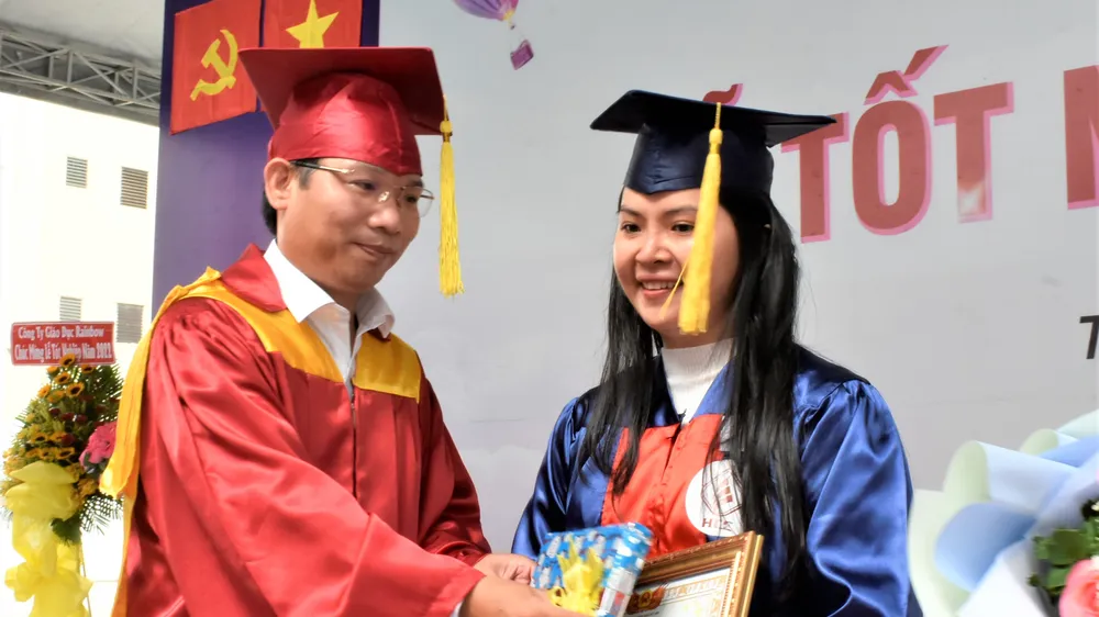 Gần 1.900 sinh viên HCE nhận bằng tốt nghiệp