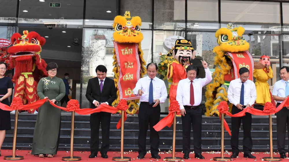 Phó Chủ tịch UBND TPHCM Dương Anh Đức cùng đại diện các đơn vị liên quan cắt băng khánh