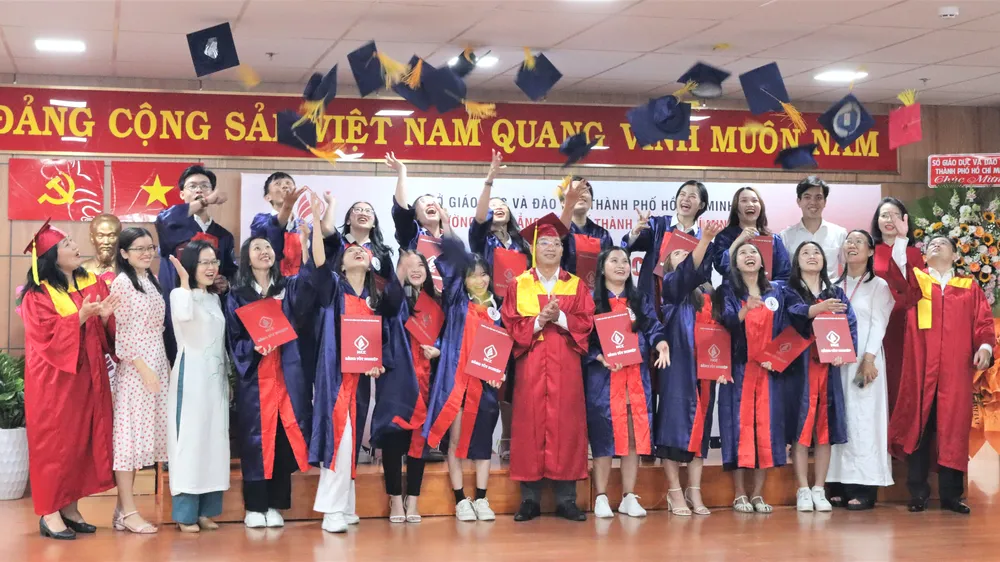 Trên 1.200 sinh viên HCE nhận bằng tốt nghiệp