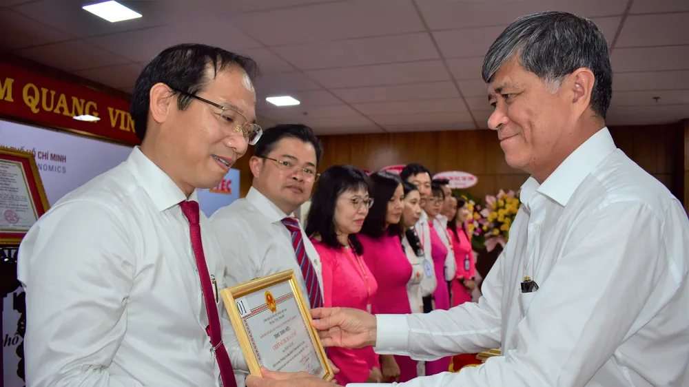 TS Nguyễn Văn Hiếu, Giám đốc Sở GD-ĐT TPHCM trao tặng giấy khen cho các tập thể và cá nhân 