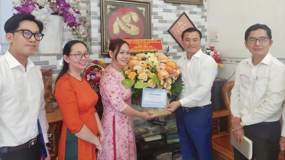 Đồng chí Bùi Xuân Cường, Phó Chủ tịch UBND TP (thứ 2 từ phải vào) thăm nhà giáo Hoàng Linh Chi. Ảnh: QUANG HUY