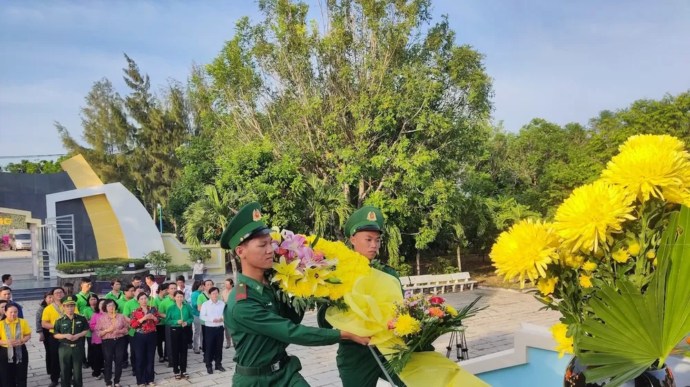 Đoàn dâng hương, dâng hoa các anh hùng liệt sĩ tại nghĩa trang Rừng Sác. Ảnh: QUANG HUY