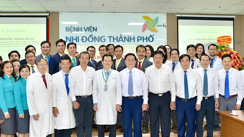 Đồng chí Nguyễn Trọng Nghĩa, Trưởng ban Tuyên giáo Trung ương (thứ 5 từ phải vào) thăm, chúc mừng đội ngũ thầy thuốc Bệnh viện Nhi đồng TPHCM. Ảnh: CAO THĂNG