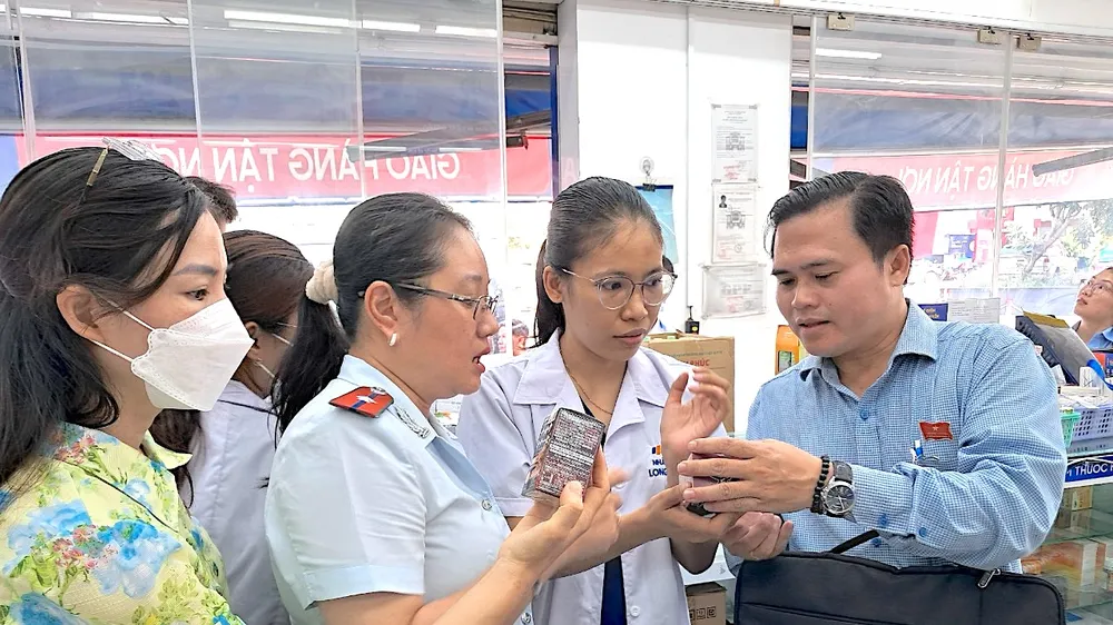 Ban Văn hóa - Xã hội HĐND TPHCM khảo sát một nhà thuốc trên địa bàn quận Tân Phú. Ảnh: QUANG HUY