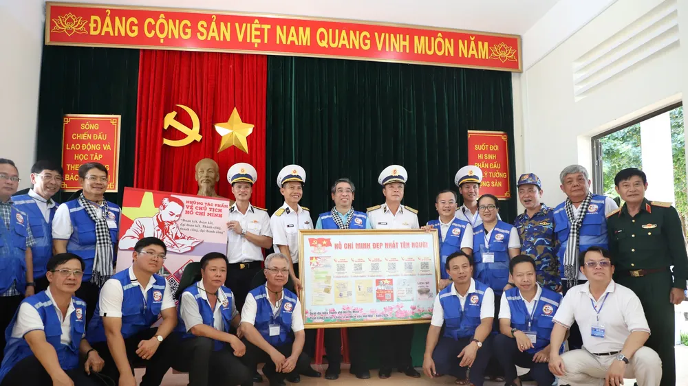 Đồng chí Nguyễn Phước Lộc cùng các đại biểu trao tặng "Không gian văn hoá Hồ Chí Minh" đến cán bộ, chiến sĩ Trạm rađa 6. Ảnh: QUANG HUY