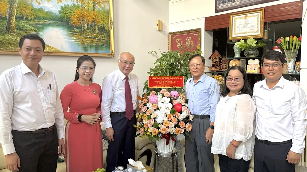 Đồng chí Phan Nguyễn Như Khuê thăm Nhà giáo Ưu tú, PGS-TS Dương Ái Phương. Ảnh: QUANG HUY