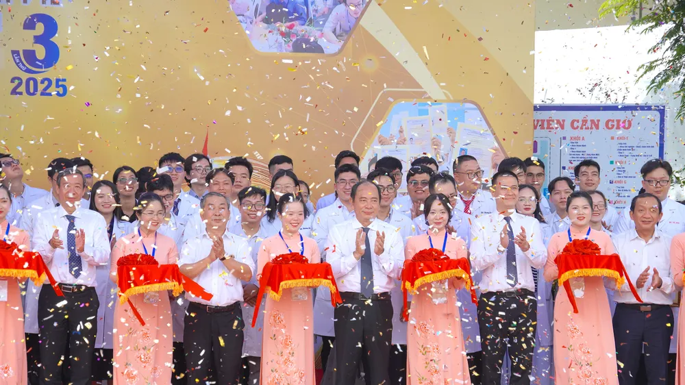 Các đại biểu cắt băng khai mạc ngày hội