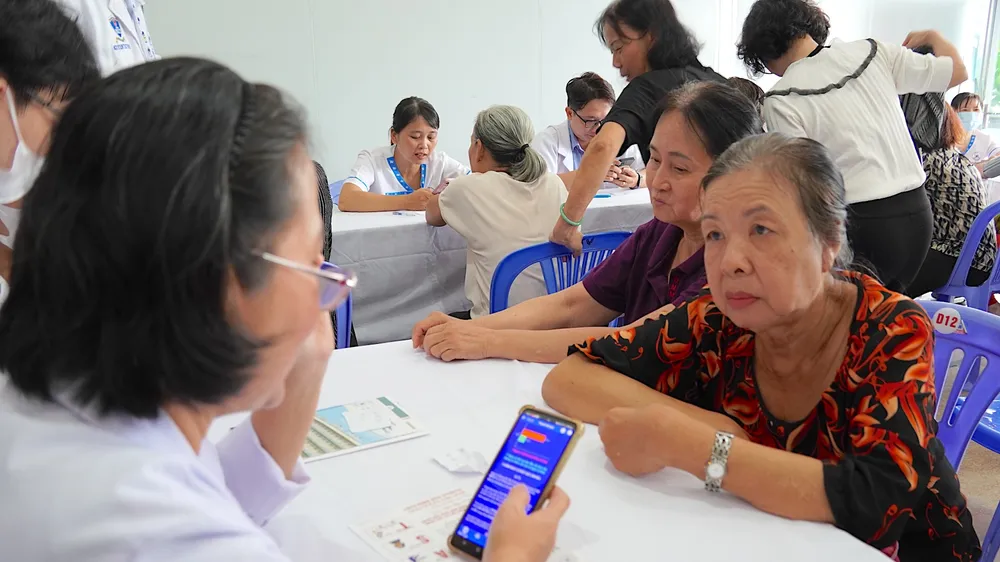 Bác sĩ Bệnh viện Thống Nhất khám tầm soát bệnh lý đột quỵ cho người cao tuổi. QUANG HUY
