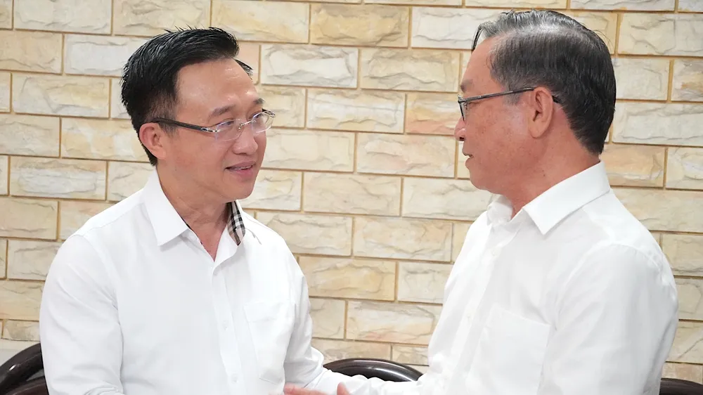 Đồng chí Đặng Minh Thông thăm GS-TS-BS Nguyễn Tấn Bỉnh. Ảnh: QUANG HUY
