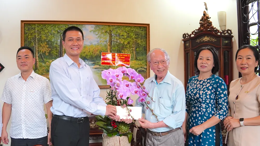 Đồng chí Nguyễn Việt Long, Phó Trưởng Ban Tuyên giáo và Dân vận Thành uỷ TPHCM trao quà tới GS.TS Đào Văn Lượng. ẢNH QUANG HUY
