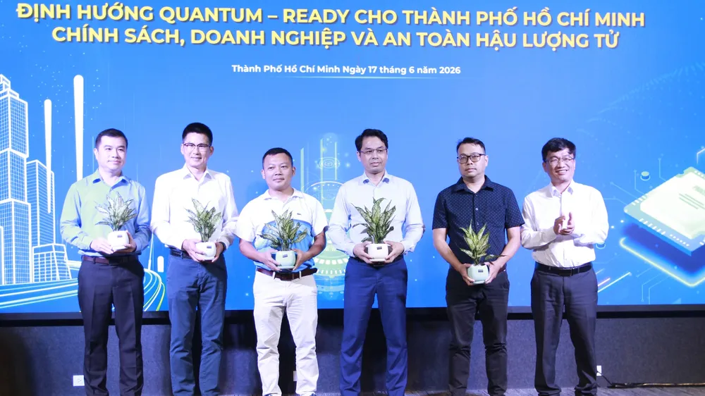 Phó Giám đốc Sở KH-CN TPHCM Trần Trọng Tuyên (ngoài cùng bên phải) tặng hoa cho các chuyên gia, diễn giả tại chương trình. QUANG HUY