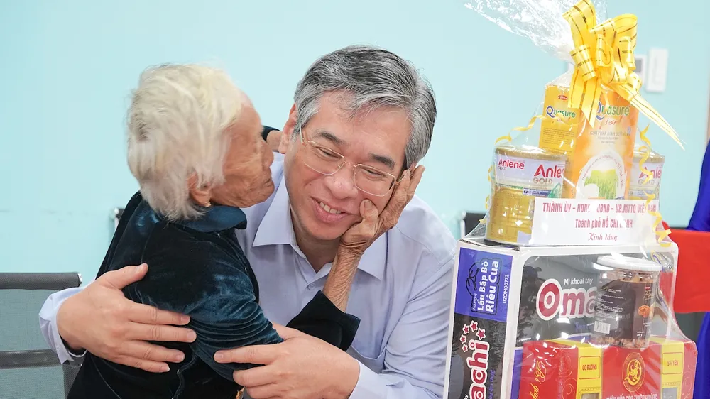 Mẹ VNAH Kiều Thị Nông và đồng chí Nguyễn Phước Lộc. QUANG HUY