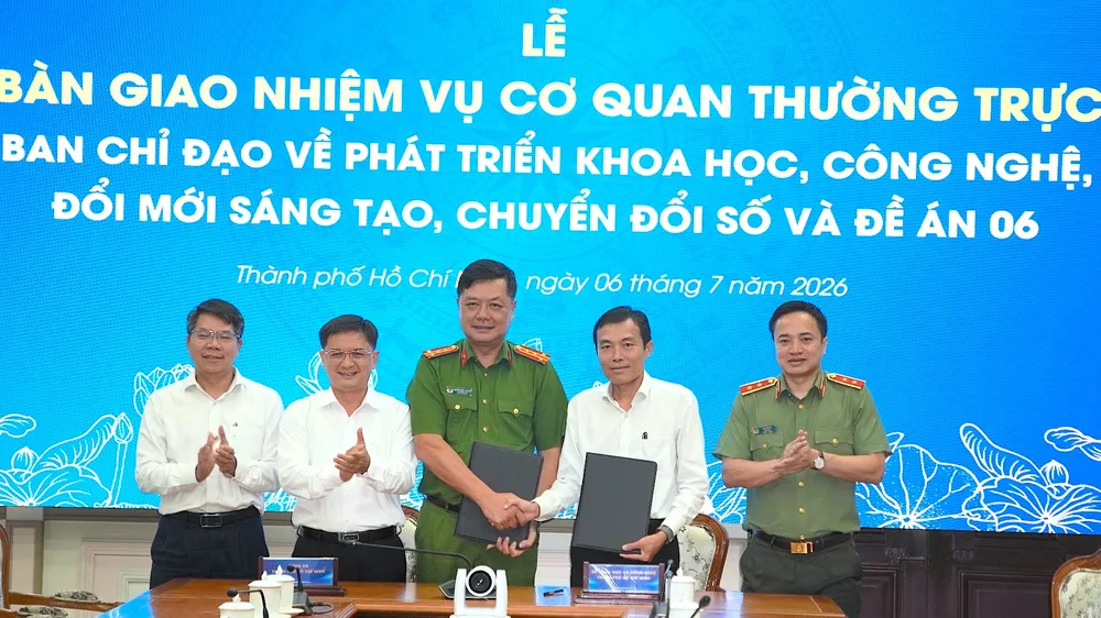 Các đồng chí lãnh đạo chứng kiến lễ ký kết bàn giao giữa 2 cơ quan. QUANG HUY