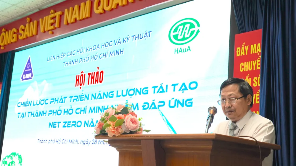 GS.TS Nguyễn Văn Phước phát biểu đề dẫn tại hội thảo. QUANG HUY