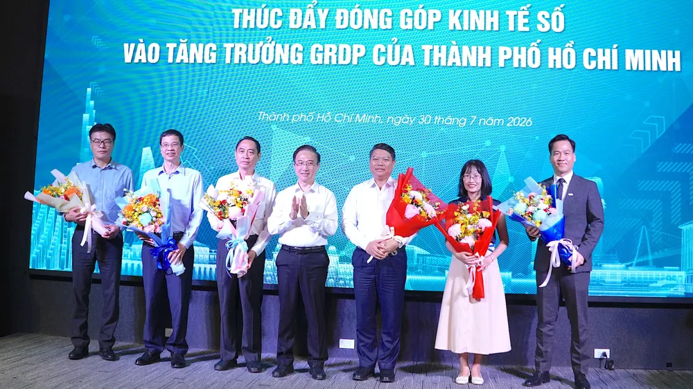 Đồng chí Đặng Minh Thông tặng hoa các diễn giả tại hội nghị. Ảnh: QUANG HUY