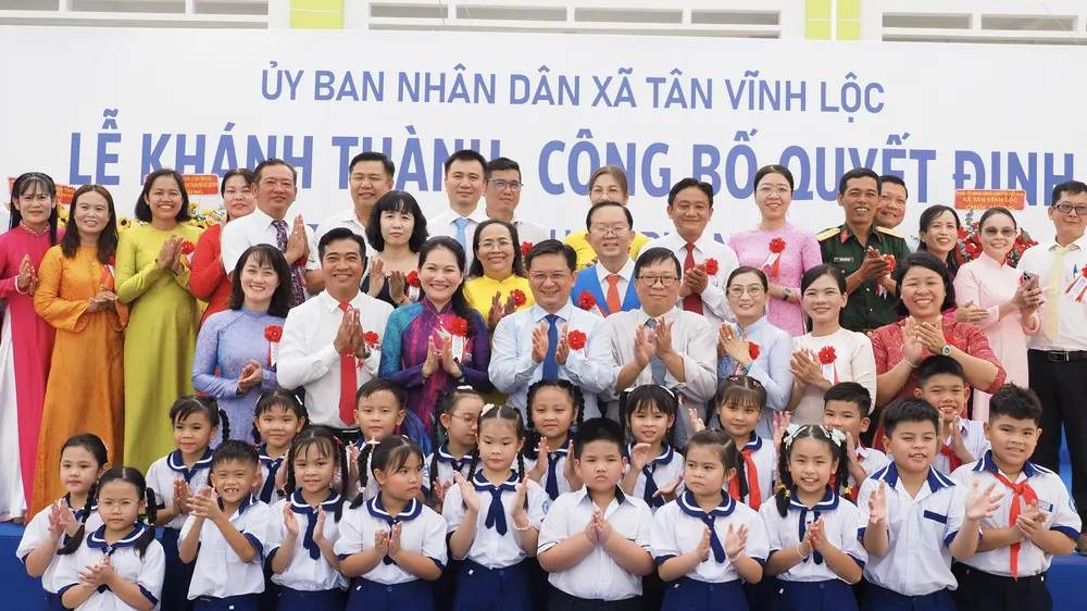Các đại biểu và học sinh tại lễ khánh thành. HOÀNG HÙNG