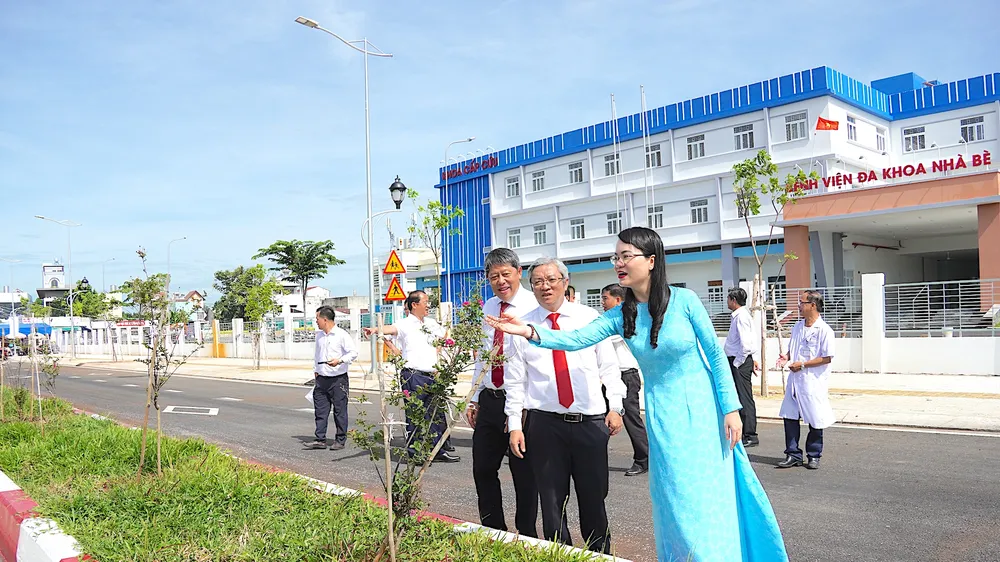 Các đại biểu khảo sát tại tuyến đường Vĩnh Phước - Cây Khô. QUANG HUY
