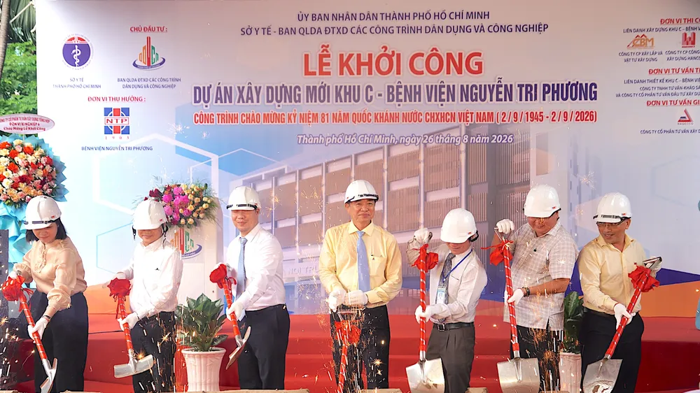 Các đại biểu làm thủ tục động thổ xây mới khu C. QUANG HUY