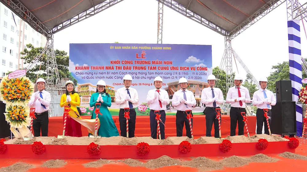 Đồng chí Dương Anh Đức (thứ 5 từ trái vào) cùng các đại biểu thực hiện nghi thức khởi công Trường Mầm non Chánh Hưng. ẢnhL QUANG HUY