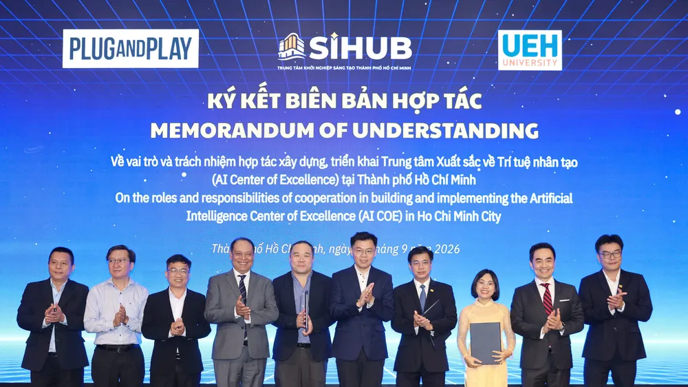 Các đại biểu chứng kiến lễ ký kết MOU giữa Plug and Play ký này với SIHUB và Đại học Kinh tế TPHCM. ẢNH HOÀNG TRIỀU