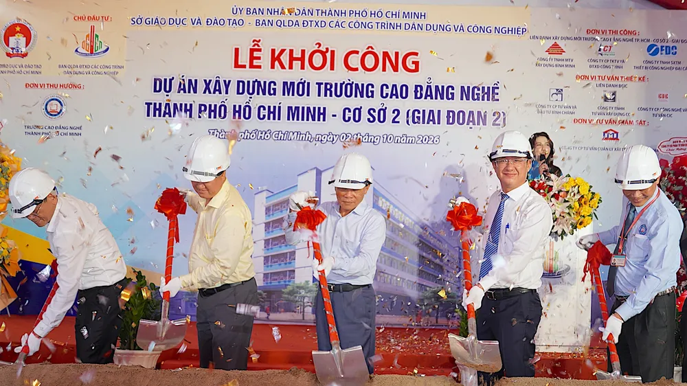 Các đại biểu thực hiện nghi thức khởi công. ẢNH QUANG HUY