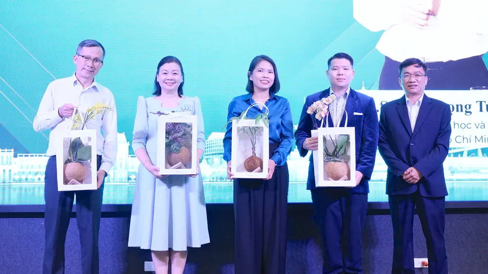Phó Giám đốc Sở KH-CN TPHCM Trần Trọng Tuyên tặng quà lưu niệm cho các đại biểu. QUANG HUY