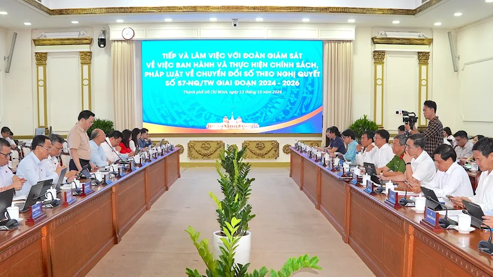 Đoàn Giám sát chuyên đề của Ủy ban KHCN-MT của Quốc hội làm việc với UBND TP. Ảnh: QUANG HUY