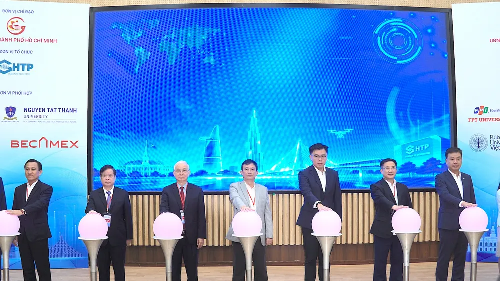 Các đại biểu thực hiện nghi thức trước khi hội nghị bắt đầu. QUANG HUY