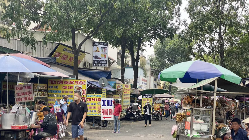 Hàng rong bủa vây trước cổng Bệnh viện Chợ Rẫy. Ảnh: BÙI TUẤN