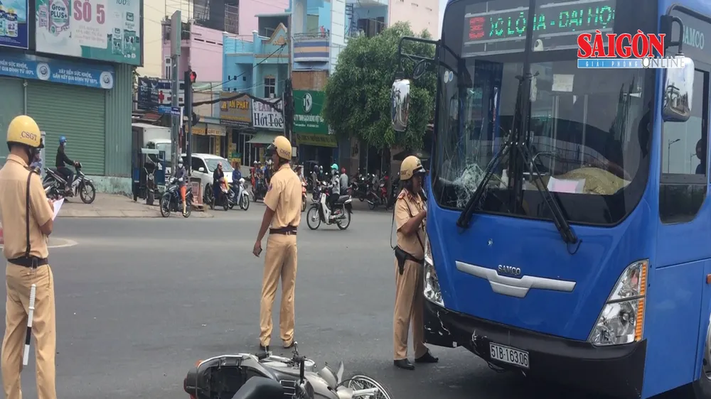 Va chạm xe buýt, nam thanh niên nguy kịch