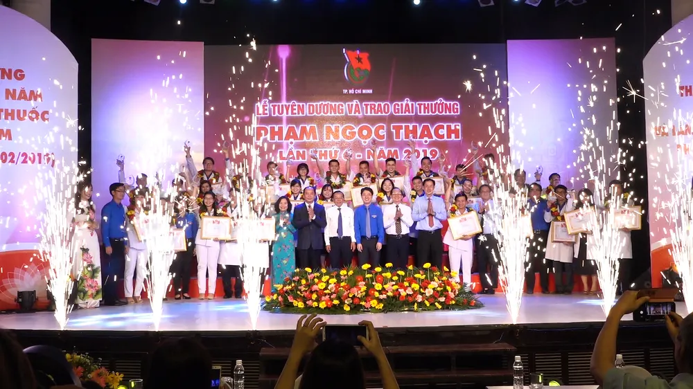 Vinh danh 37 gương Thầy thuốc trẻ nhận giải Phạm Ngọc Thạch 2019