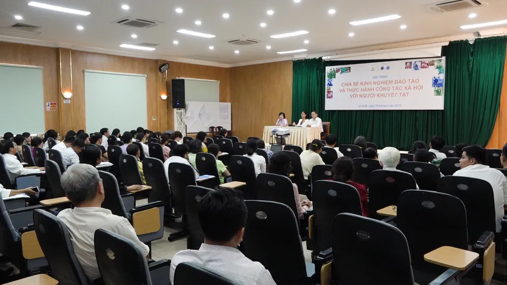 Chia sẻ kinh nghiệm đào tạo và thực hành công tác xã hội với người khuyết tật