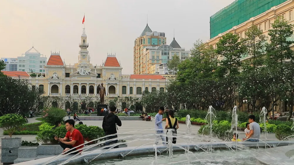 Người dân thích thú với cái se lạnh cuối năm tại TPHCM