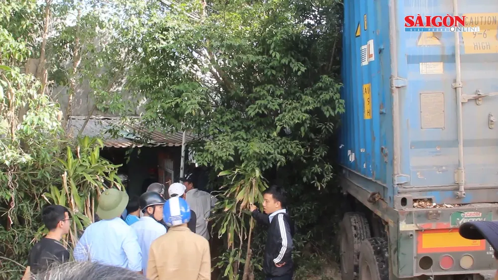 Xe đầu kéo lao vào 2 ngôi nhà có 5 người đang ngủ say