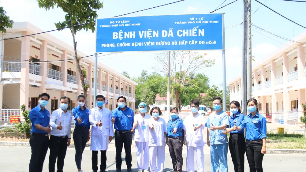 Trao tặng 400 triệu đồng gồm vật tư y tế, nhu yếu phẩm cho Bệnh viện bệnh lý hô hấp cấp tính Củ Chi