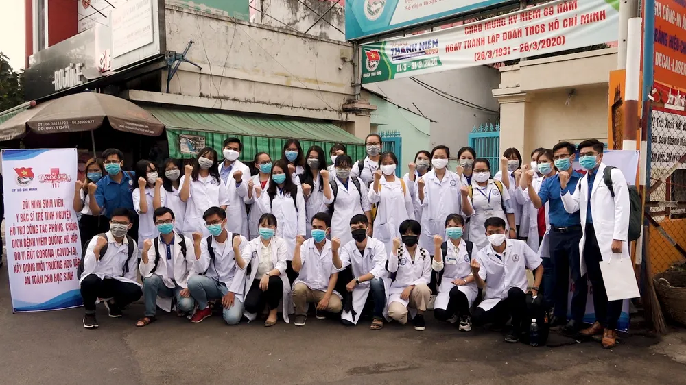 "Chúng tôi, những bác sĩ tương lai, sẵn sàng cống hiến tri thức, sức lực cho cộng đồng"