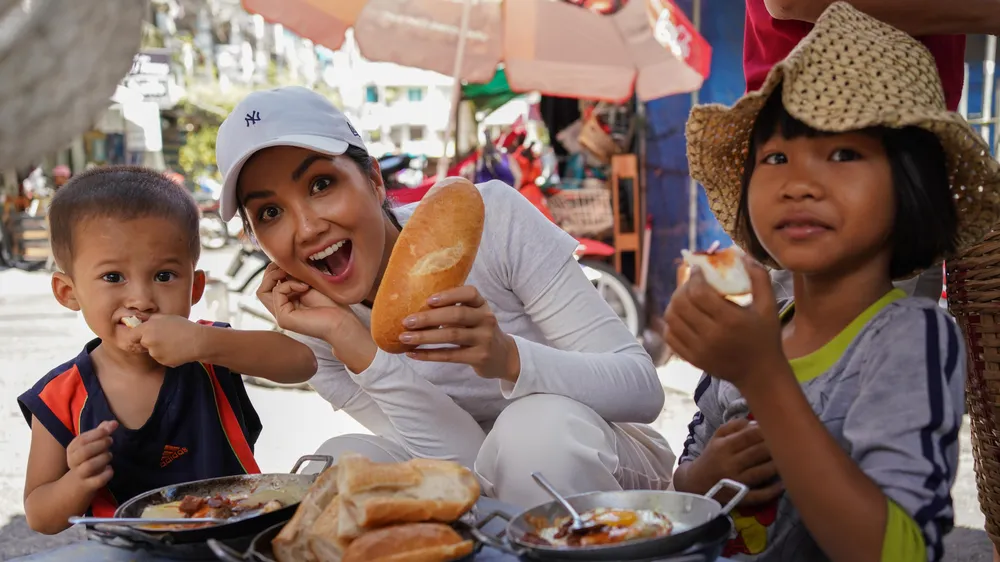 Cùng Hoa hậu H’Hen Niê khám phá các điểm bán bánh mì nổi tiếng tại TPHCM