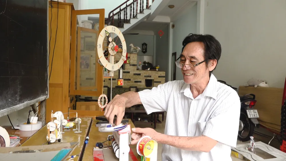 Thầy giáo sáng chế hơn 30 mô hình từ vật liệu tái chế 