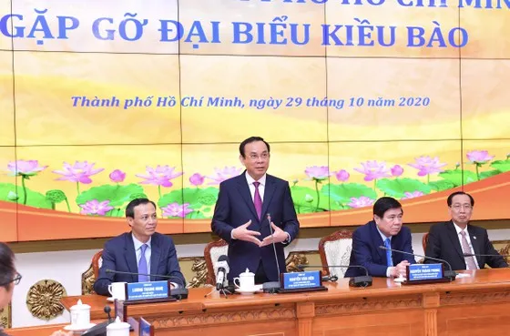Lãnh đạo TPHCM gặp gỡ kiều bào đóng góp ý kiến về chuyển đổi số và khắc phục tác động của đại dịch Covid-19