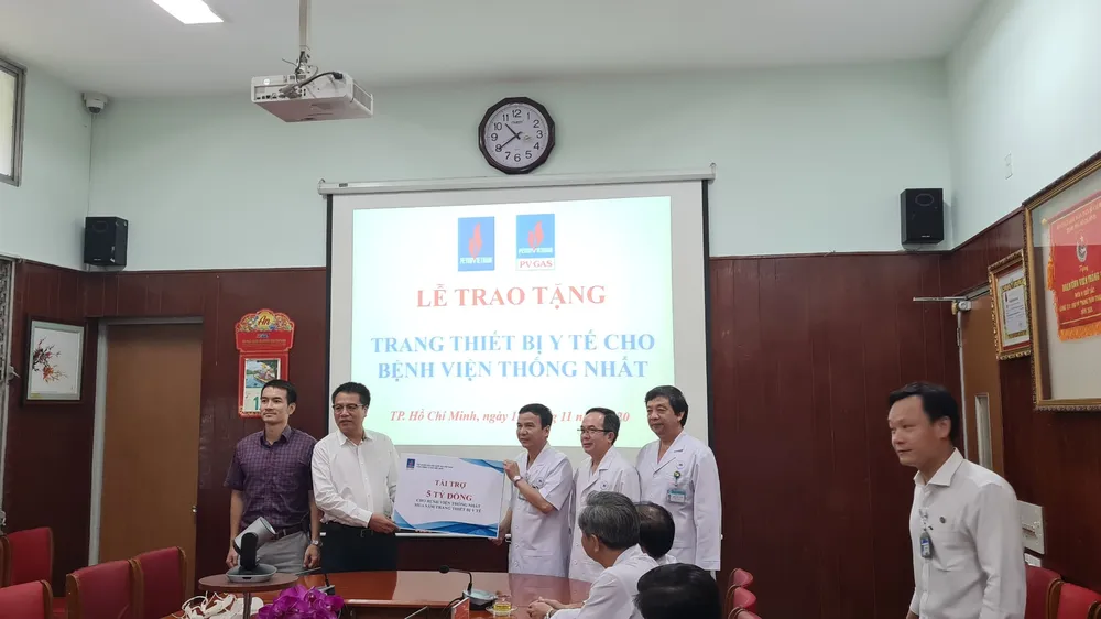 Quang cảnh buổi lễ tiếp nhận tài trợ thiết bị y tế