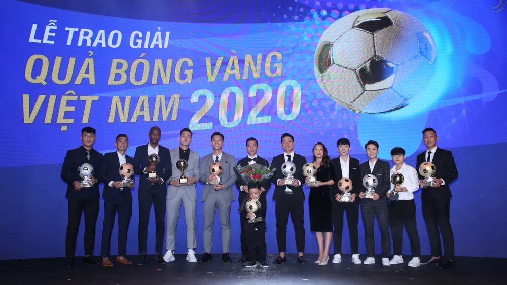 Các cầu thủ Nguyễn Văn Quyết, Huỳnh Như và Nguyễn Minh Trí chia sẻ cảm xúc sau khi nhận danh hiệu cao nhất tại Quả bóng vàng Việt Nam 2020
